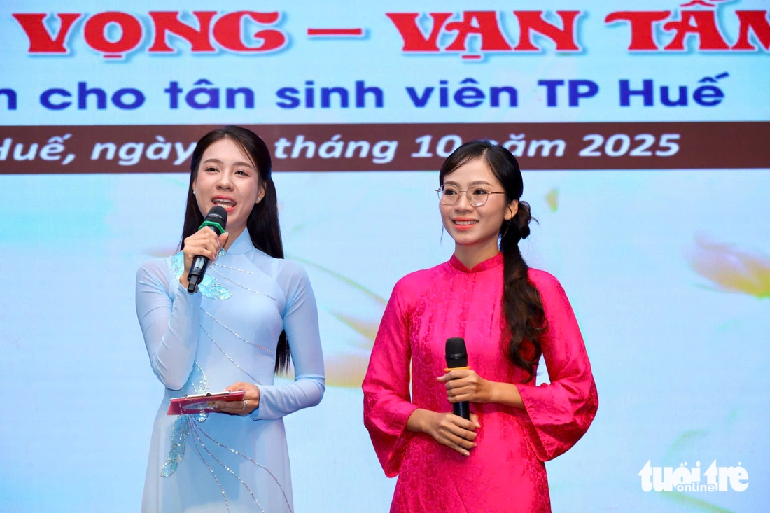 Thủ khoa khối D của trường: Mẹ mù chưa từng thấy mặt con, mình ráng thành tài chữa mắt cho mẹ - Ảnh 18.
