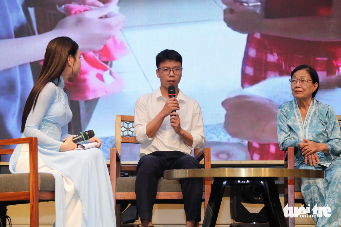 Thủ khoa khối D của trường: Mẹ mù chưa từng thấy mặt con, mình ráng thành tài chữa mắt cho mẹ - Ảnh 6.
