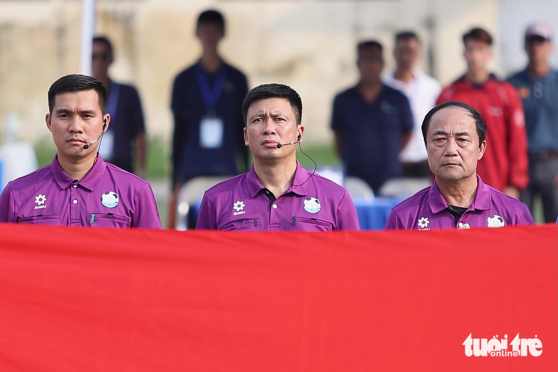 Trọng tài V-League 'thét ra lửa' ở chung kết vòng loại Giải công nhân, viên chức Việt Nam 2025 - Ảnh 1.
