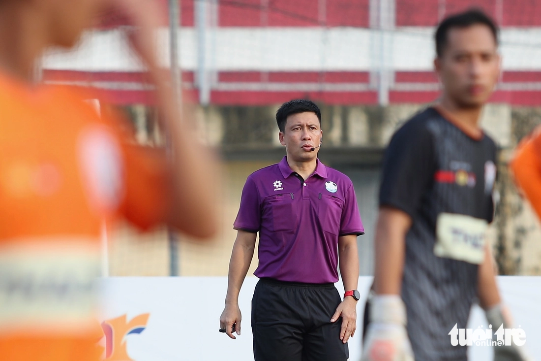 Trọng tài V-League 'thét ra lửa' ở chung kết vòng loại Giải công nhân, viên chức Việt Nam 2025 - Ảnh 2.