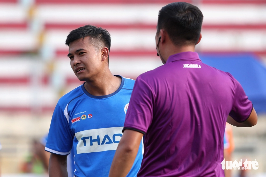 Trọng tài V-League 'thét ra lửa' ở chung kết vòng loại Giải công nhân, viên chức Việt Nam 2025 - Ảnh 4.