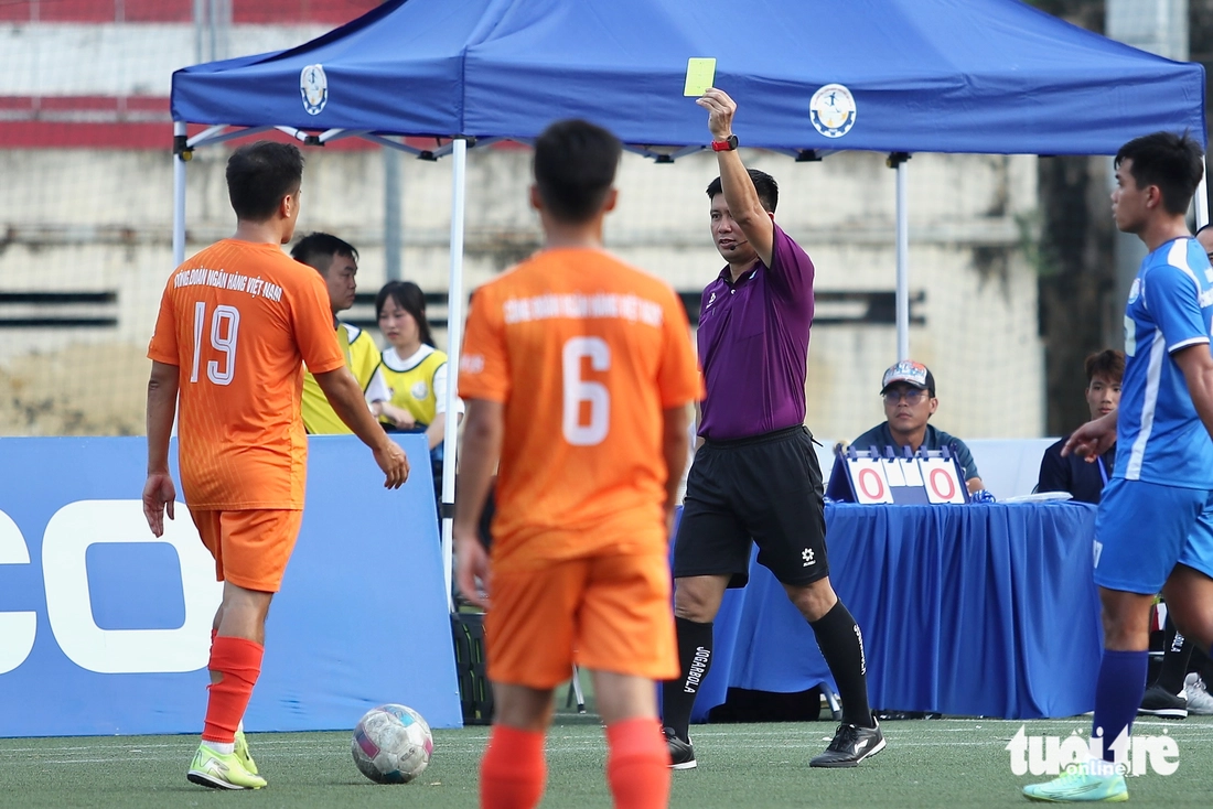 Trọng tài V-League 'thét ra lửa' ở chung kết vòng loại Giải công nhân, viên chức Việt Nam 2025 - Ảnh 6.
