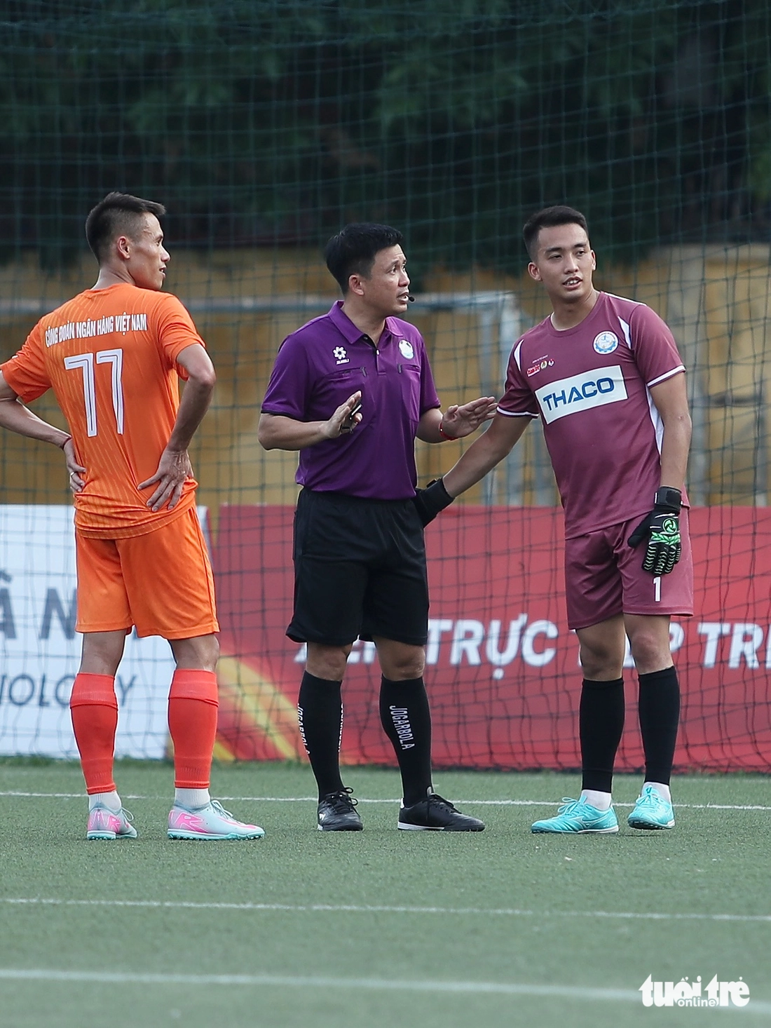 Trọng tài V-League 'thét ra lửa' ở chung kết vòng loại Giải công nhân, viên chức Việt Nam 2025 - Ảnh 7.