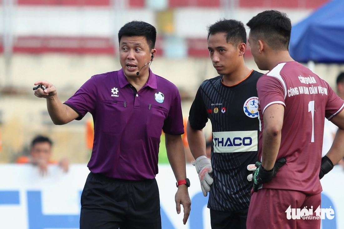 Trọng tài V-League 'thét ra lửa' ở chung kết vòng loại Giải công nhân, viên chức Việt Nam 2025 - Ảnh 6.