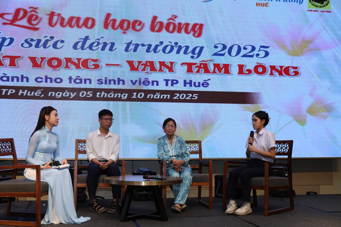 Mẹ mù chưa từng thấy mặt mình, nhưng mình ráng học làm ánh sáng cho mẹ - Ảnh 4.