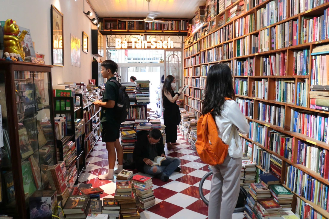 Ký ức Sài Gòn xưa trong những tiệm sách cũ - Ảnh 1.