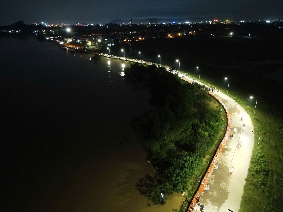 Già trẻ gái trai ở Bắc Ninh tình nguyện cùng bộ đội, công an đắp đê ngăn nước lũ sông Cầu - Ảnh 7.