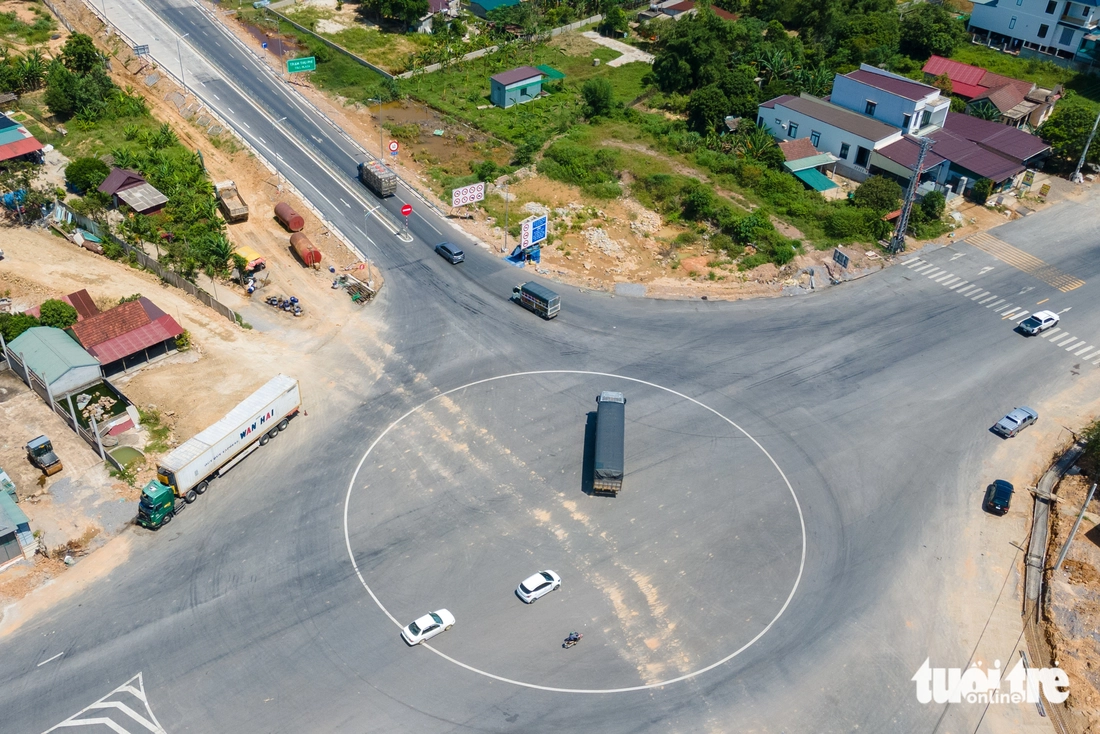 Giao thông bát nháo tại nút giao cao tốc Cam Lộ - quốc lộ 9, tài xế tùy tiện dừng đậu - Ảnh 6.