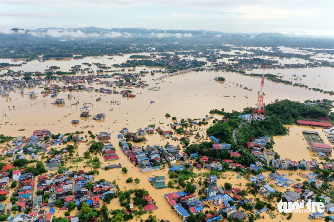 Dân vùng lũ Thái Nguyên leo mái nhà xin từng chai nước - Ảnh 18.