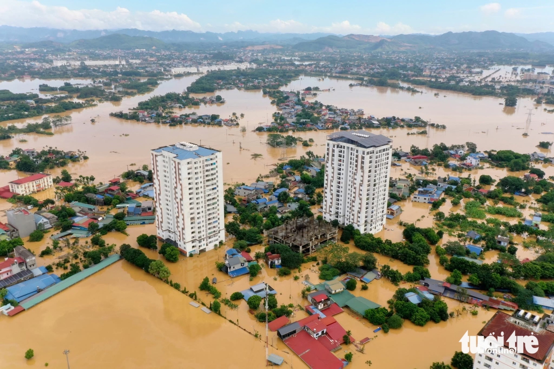 Dân vùng lũ Thái Nguyên leo mái nhà xin từng chai nước - Ảnh 19.