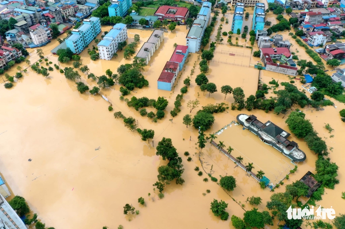 Dân vùng lũ Thái Nguyên leo mái nhà xin từng chai nước - Ảnh 21.