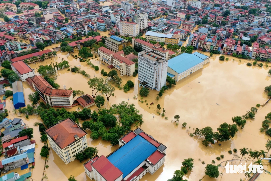Dân vùng lũ Thái Nguyên leo mái nhà xin từng chai nước - Ảnh 22.