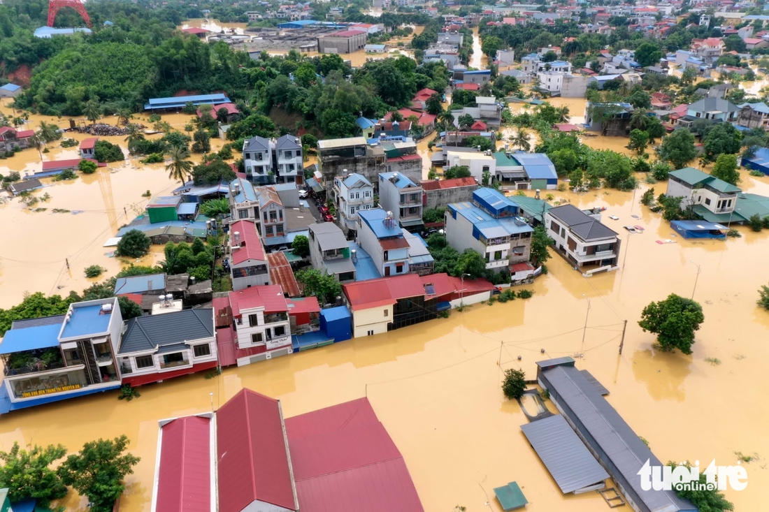 Dân vùng lũ Thái Nguyên leo mái nhà xin từng chai nước - Ảnh 25.