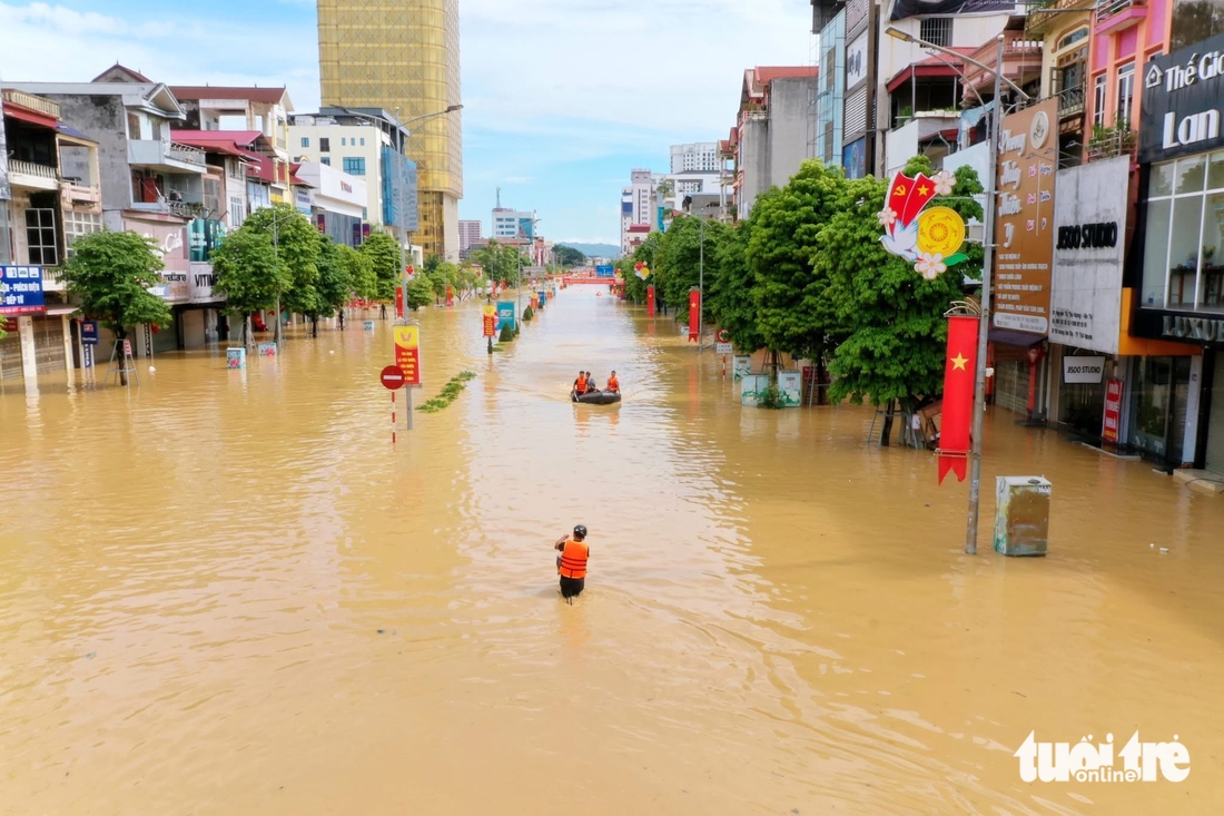 Dân vùng lũ Thái Nguyên leo mái nhà xin từng chai nước - Ảnh 27.