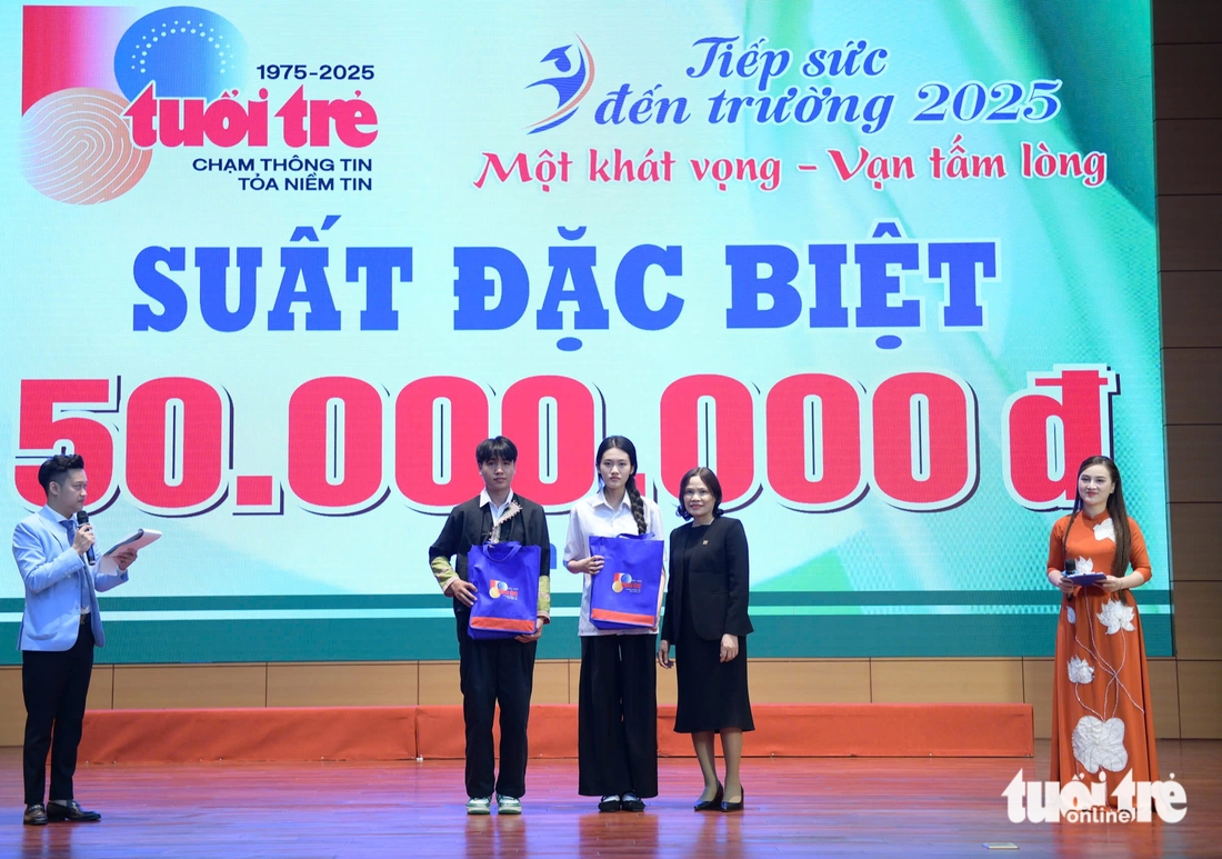 Làm đủ nghề nuôi mẹ chạy thận, nam sinh Tây Bắc được tiếp sức 50 triệu đồng và… 1 con bò giống - Ảnh 10.