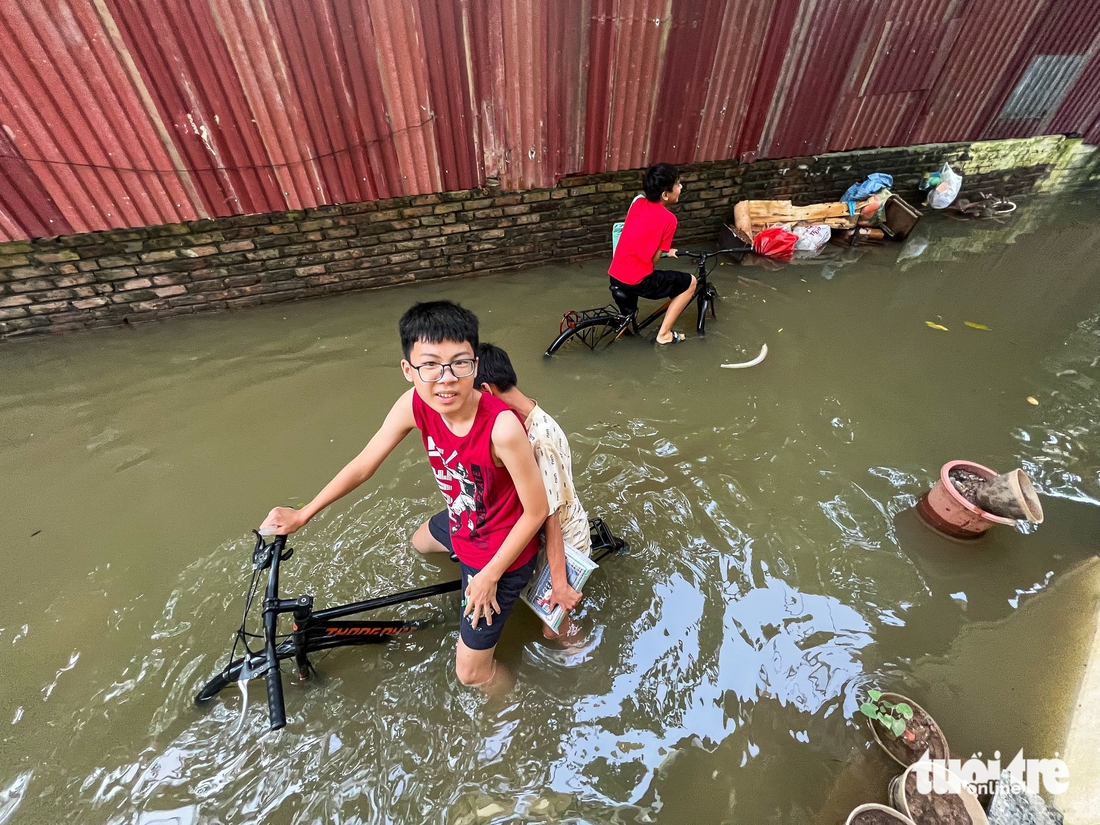 'Năm nay 90 tuổi rồi mà chưa bao giờ thấy Hà Nội 7 ngày ngập sâu 2 lần, khổ lắm' - Ảnh 3.