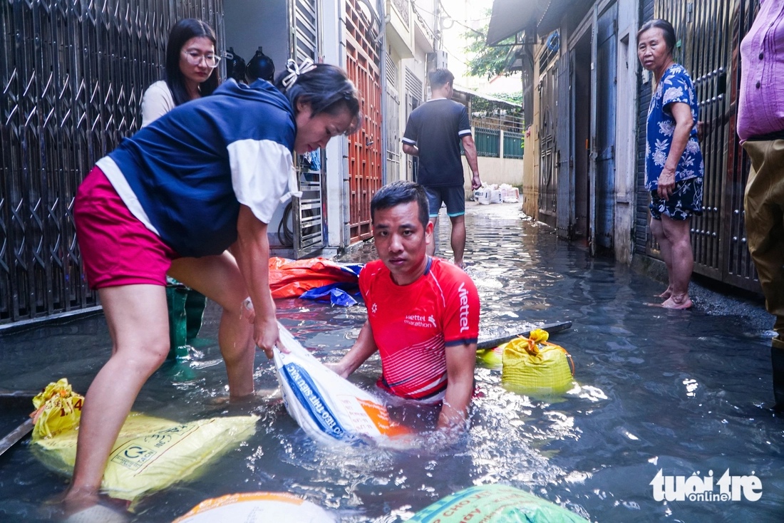 'Năm nay 90 tuổi rồi mà chưa bao giờ thấy Hà Nội 7 ngày ngập sâu 2 lần, khổ lắm' - Ảnh 5.