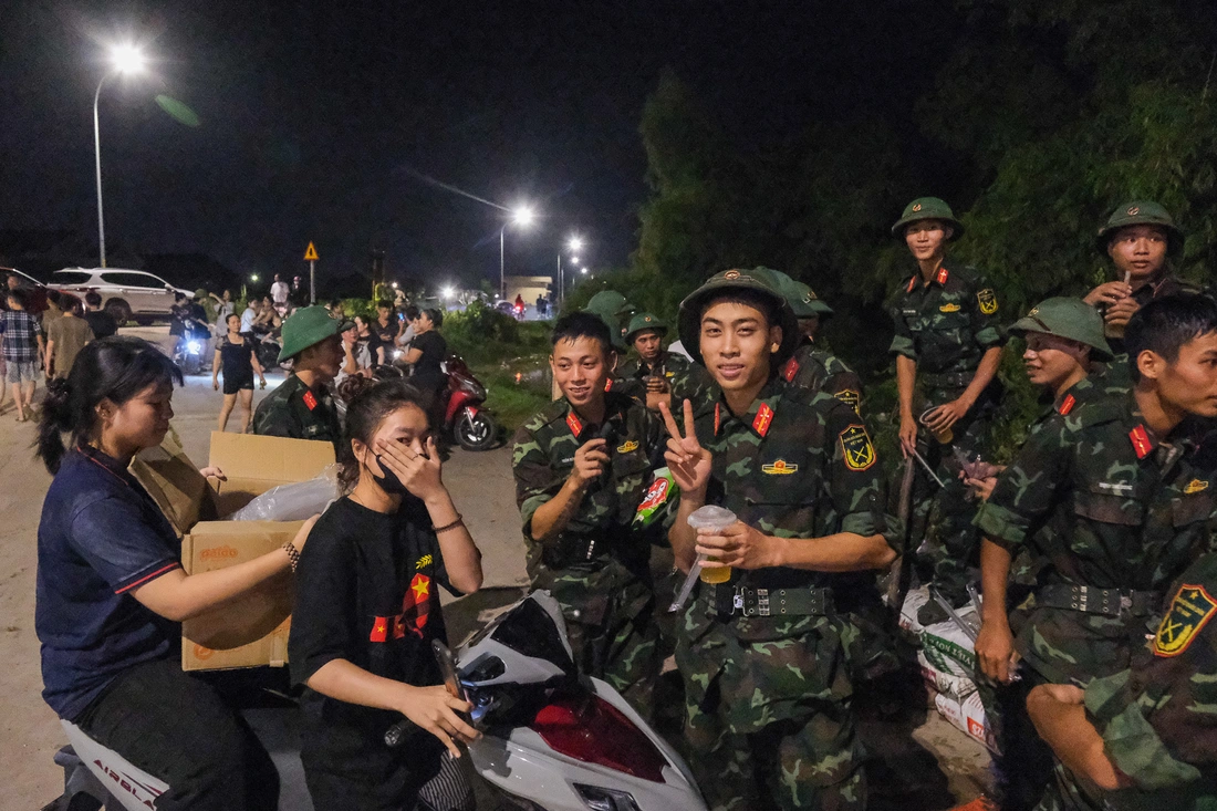 Già trẻ gái trai ở Bắc Ninh tình nguyện cùng bộ đội, công an đắp đê ngăn nước lũ sông Cầu - Ảnh 12.