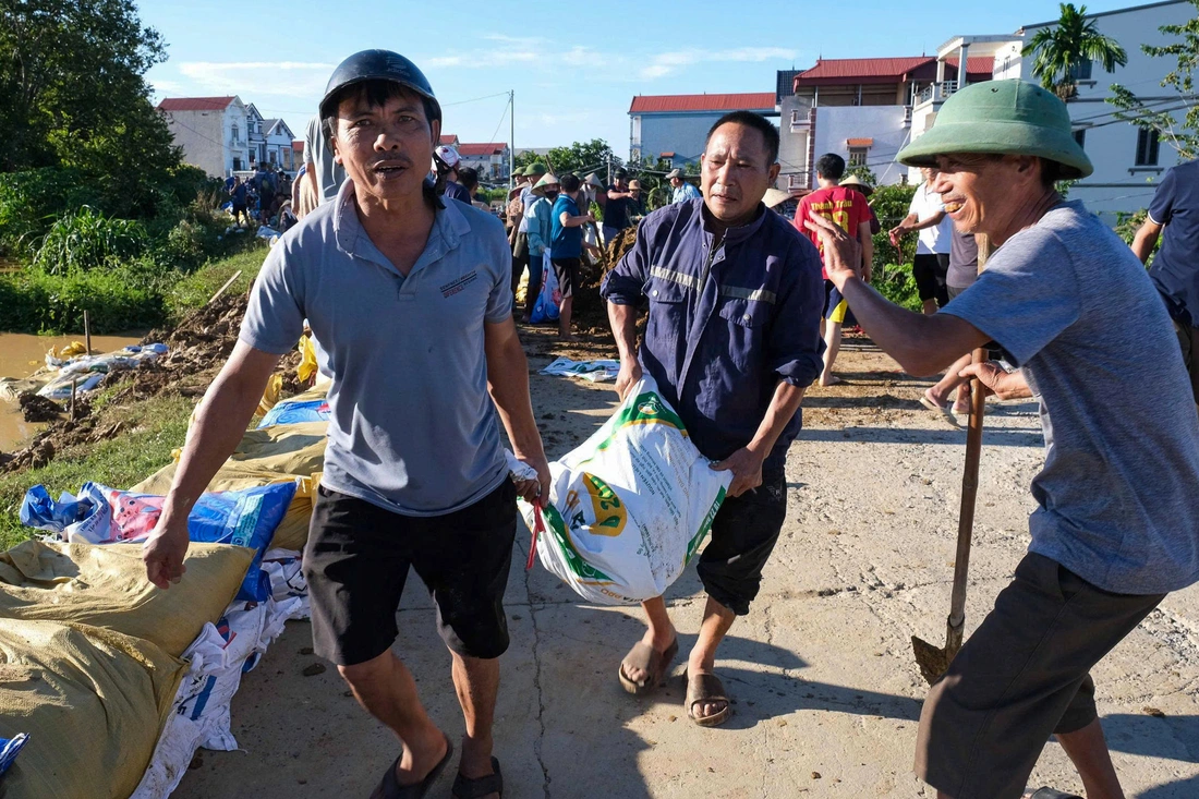 Bắc Ninh: Nước lũ bủa vây, cô giáo phải chèo thuyền đến lớp, dân làng hò nhau giữ đê - Ảnh 7.