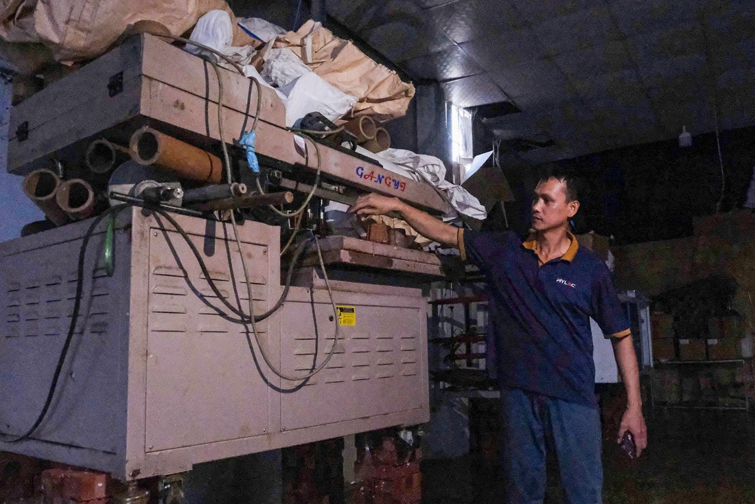 Bắc Ninh: Nước lũ bủa vây, cô giáo phải chèo thuyền đến lớp, dân làng hò nhau giữ đê - Ảnh 9.