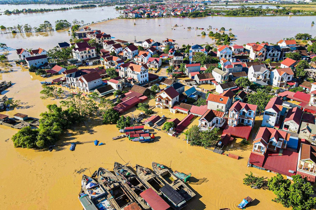Sông Cầu mênh mông nước, dân mở cửa đón bộ đội, bổ dưa lạnh tiếp sức giữ đê - Ảnh 8. Theo chân bộ đội đi hộ đê cứu dân - Ảnh 7.