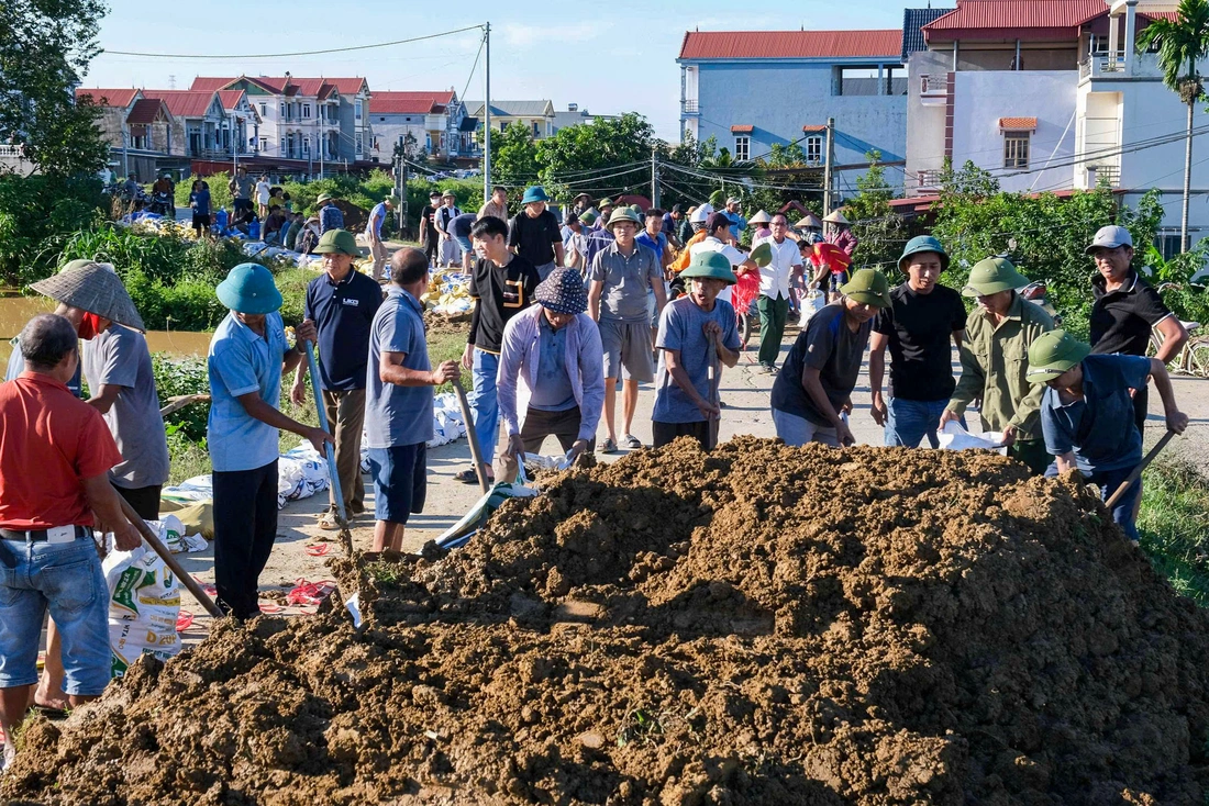 Bắc Ninh: Nước lũ bủa vây, cô giáo phải chèo thuyền đến lớp, dân làng hò nhau giữ đê - Ảnh 8.