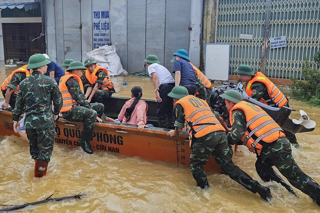Lạng Sơn: Hàng ngàn người phải sơ tán, nhiều vùng vẫn chìm trong biển nước - Ảnh 2.