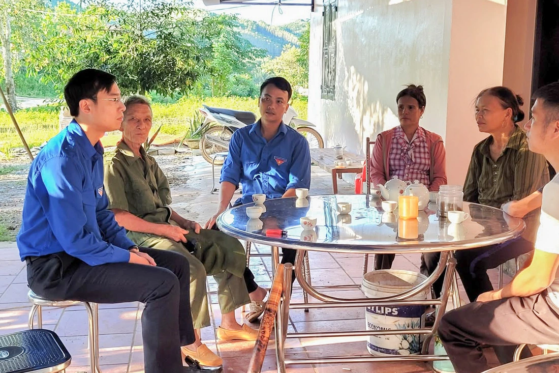 Sông Cầu mênh mông nước, dân mở cửa đón bộ đội, bổ dưa lạnh tiếp sức giữ đê - Ảnh 13. Theo chân bộ đội đi hộ đê cứu dân - Ảnh 14.