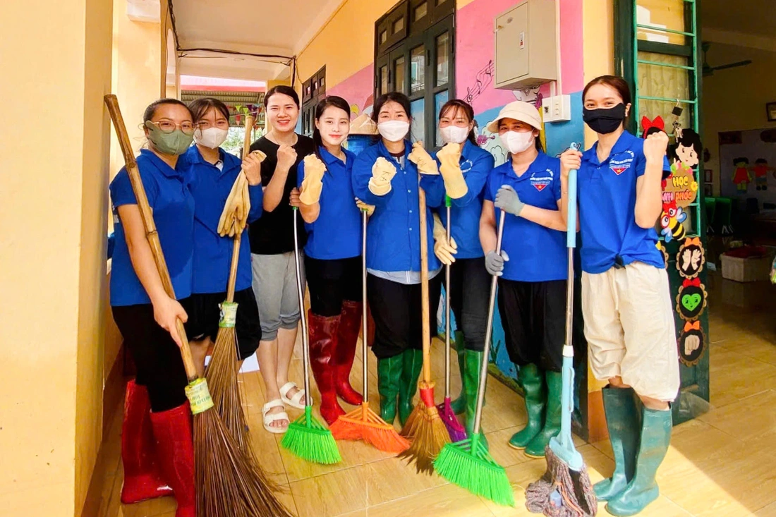 Sông Cầu mênh mông nước, dân mở cửa đón bộ đội, bổ dưa lạnh tiếp sức giữ đê - Ảnh 12. Theo chân bộ đội đi hộ đê cứu dân - Ảnh 11.