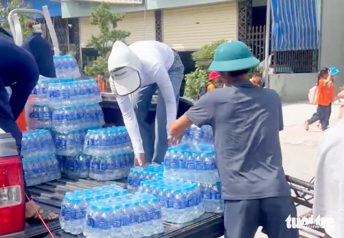 Bà con nơi bão lũ vừa qua gói bánh, gom hàng 'chia lửa' rốn lũ Thái Nguyên - Ảnh 7.