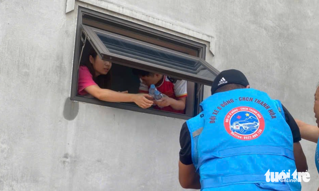 Bà con nơi bão lũ vừa qua gói bánh, gom hàng 'chia lửa' rốn lũ Thái Nguyên - Ảnh 11.