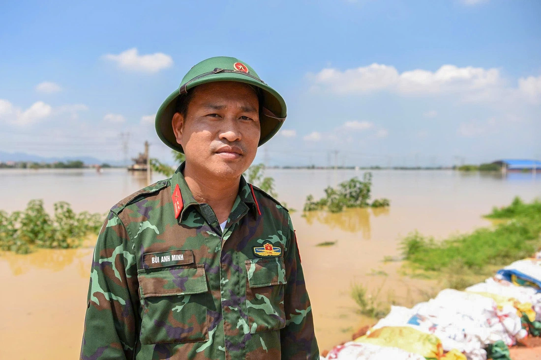 Sông Cầu mênh mông nước, dân mở cửa đón bộ đội, bổ dưa lạnh tiếp sức giữ đê - Ảnh 2. Theo chân bộ đội đi hộ đê cứu dân - Ảnh 2.