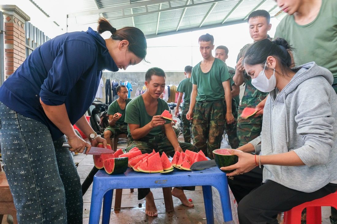 Sông Cầu mênh mông nước, dân mở cửa đón bộ đội, bổ dưa lạnh tiếp sức giữ đê - Ảnh 6. Theo chân bộ đội đi hộ đê cứu dân - Ảnh 7.