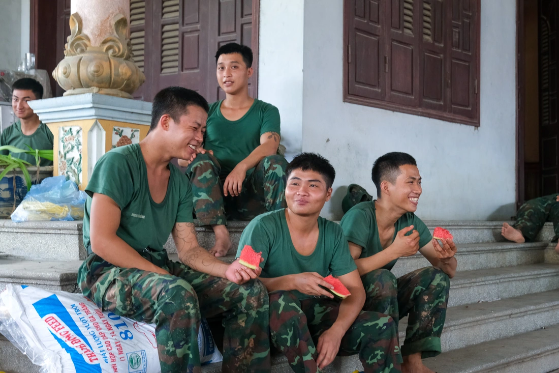 Sông Cầu mênh mông nước, dân mở cửa đón bộ đội, bổ dưa lạnh tiếp sức giữ đê - Ảnh 7. Theo chân bộ đội đi hộ đê cứu dân - Ảnh 8.