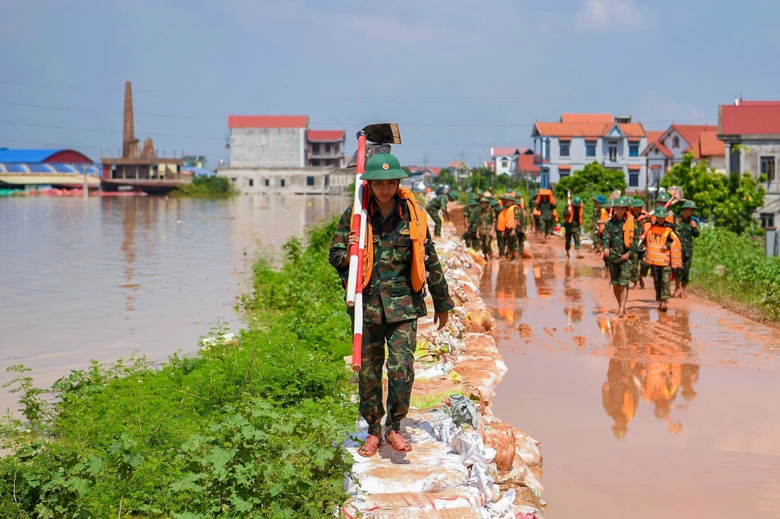 Sông Cầu mênh mông nước, dân mở cửa đón bộ đội, bổ dưa lạnh tiếp sức giữ đê - Ảnh 1. Theo chân bộ đội đi hộ đê cứu dân - Ảnh 1.