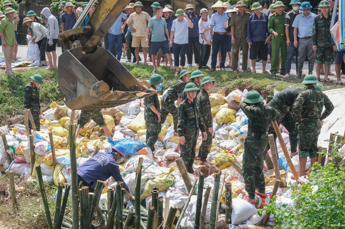 Sông Cầu mênh mông nước, dân mở cửa đón bộ đội, bổ dưa lạnh tiếp sức giữ đê - Ảnh 9. Theo chân bộ đội đi hộ đê cứu dân - Ảnh 8.