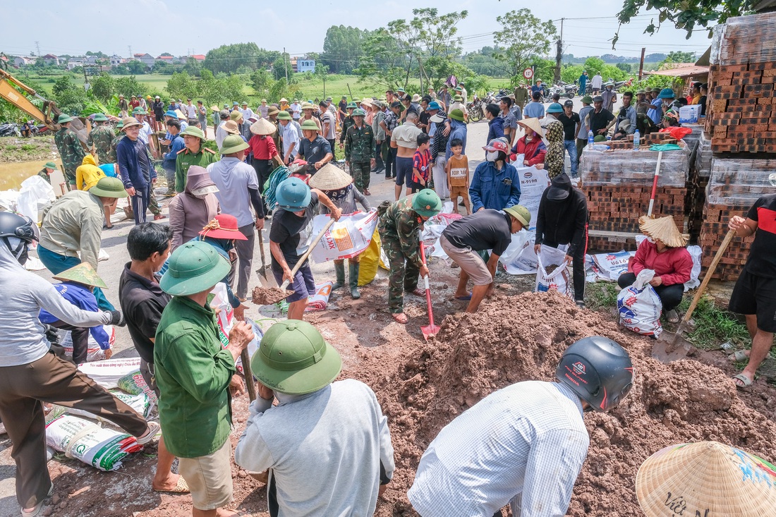 Sông Cầu mênh mông nước, dân mở cửa đón bộ đội, bổ dưa lạnh tiếp sức giữ đê - Ảnh 10. Theo chân bộ đội đi hộ đê cứu dân - Ảnh 9.