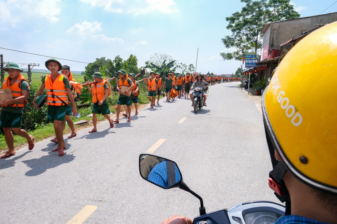 Sông Cầu mênh mông nước, dân mở cửa đón bộ đội, bổ dưa lạnh tiếp sức giữ đê - Ảnh 11. Theo chân bộ đội đi hộ đê cứu dân - Ảnh 10.