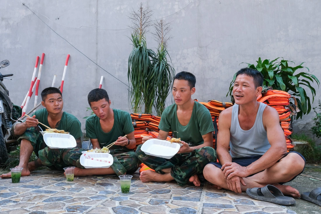 Sông Cầu mênh mông nước, dân mở cửa đón bộ đội, bổ dưa tiếp sức giữ đê - Ảnh 2. Theo chân bộ đội đi hộ đê cứu dân - Ảnh 4.