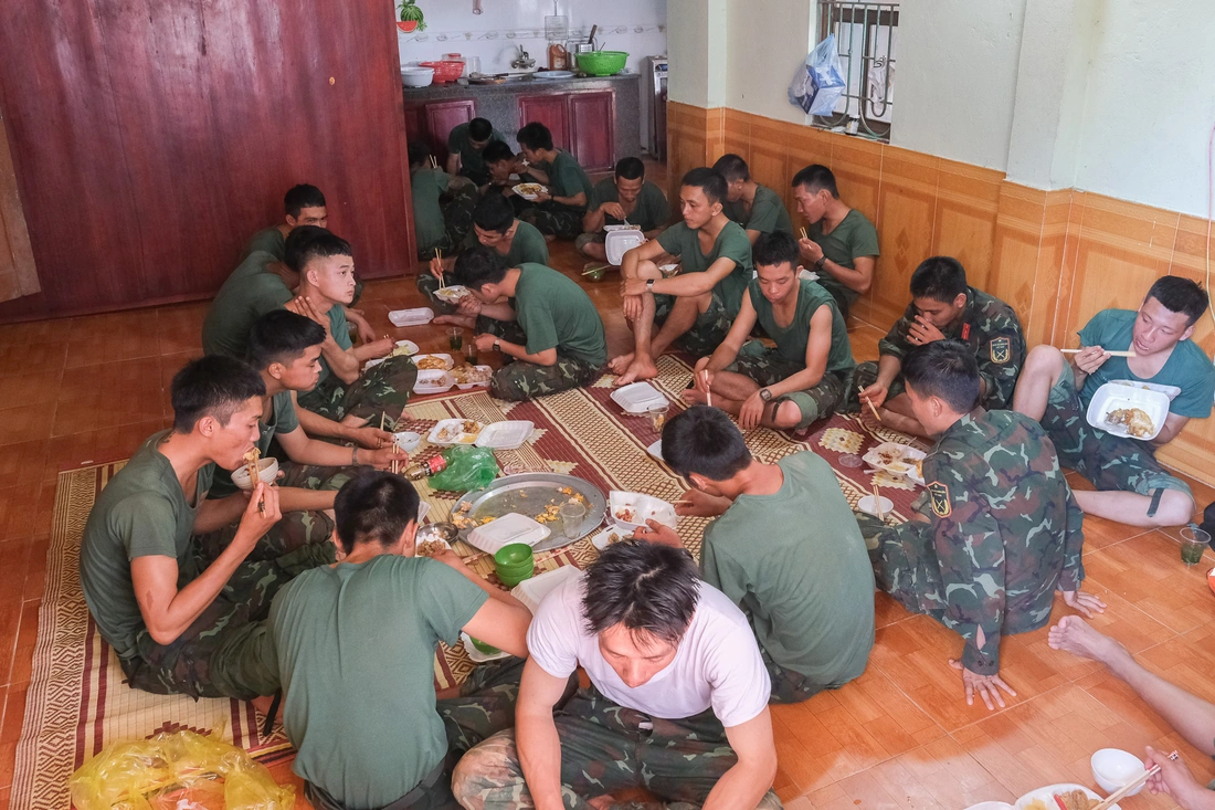 Sông Cầu mênh mông nước, dân mở cửa đón bộ đội, bổ dưa lạnh tiếp sức giữ đê - Ảnh 3. Theo chân bộ đội đi hộ đê cứu dân - Ảnh 3.
