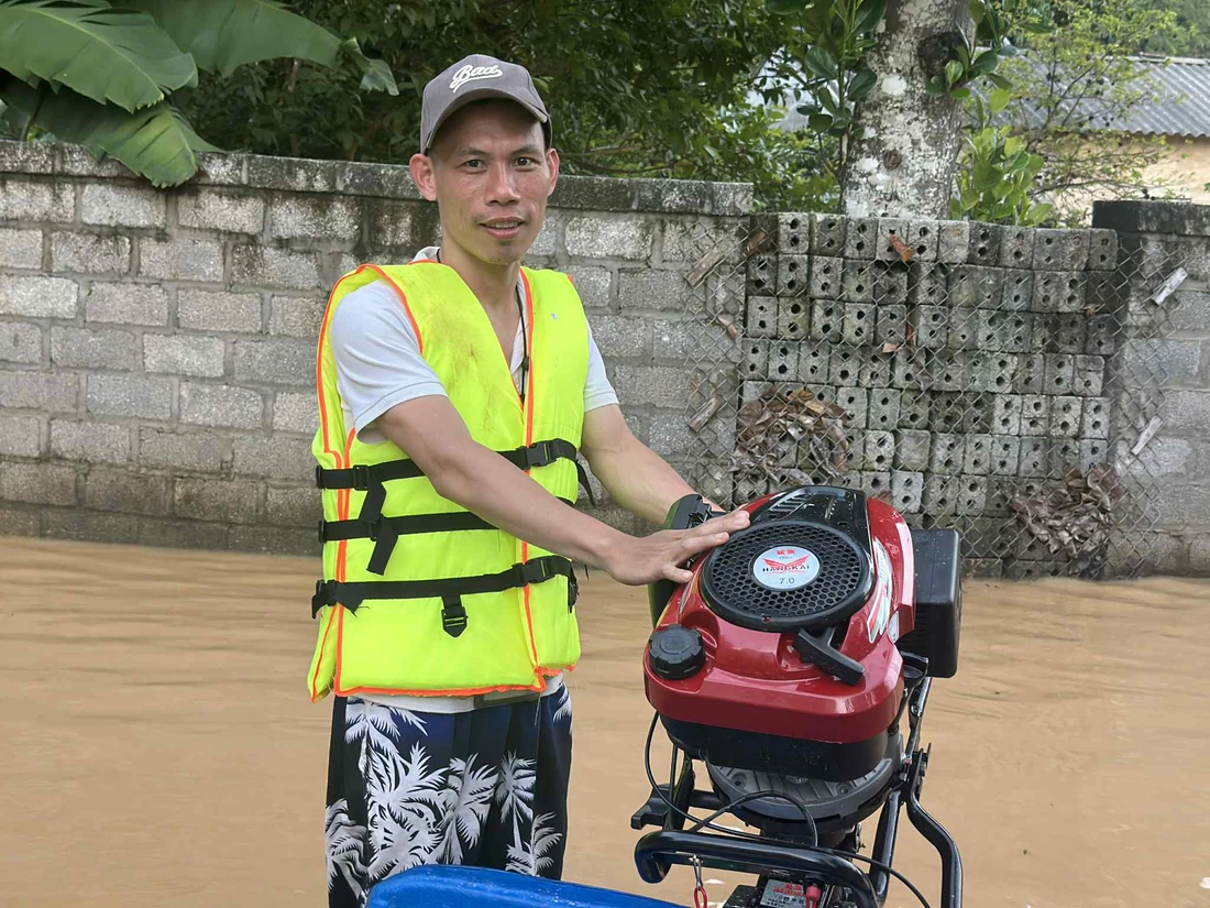 Sau cuộc họp online với em gái từ Mỹ, đôi vợ chồng trẻ mua xuồng phi về vùng lũ cứu người trong đêm - Ảnh 8.