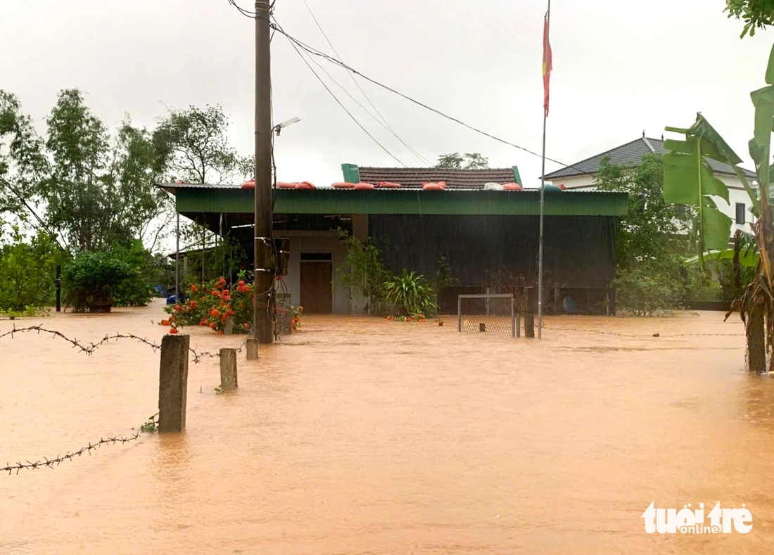 Mưa lớn và lũ đổ về khiến làng mạc bị cô lập, đường sá chìm trong biển nước - Ảnh 3.