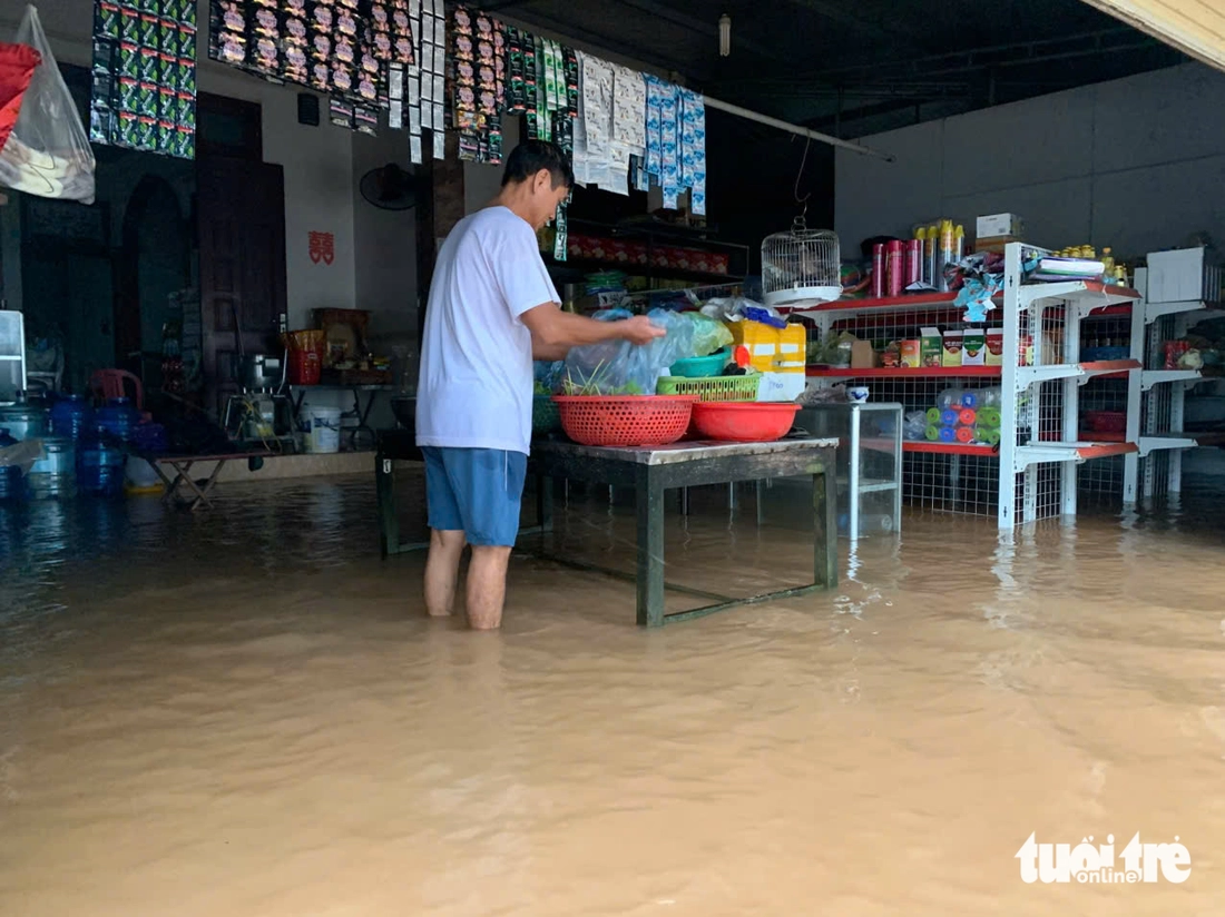 Mưa lớn và lũ đổ về khiến làng mạc bị cô lập, đường sá chìm trong biển nước - Ảnh 5.