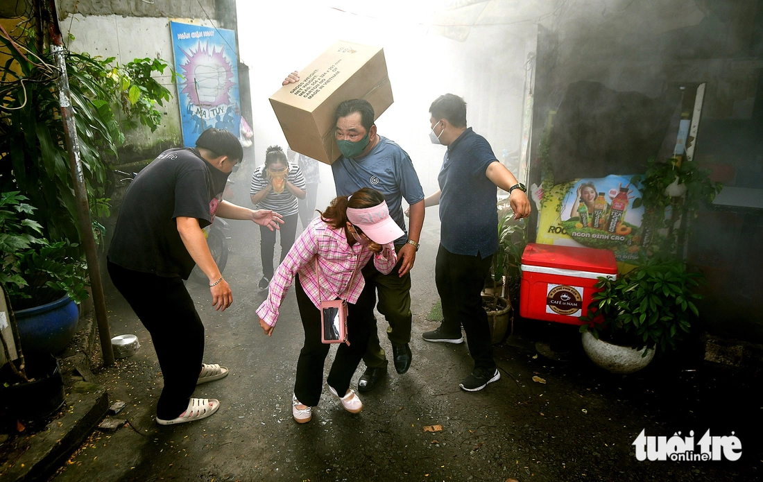 Phường Xuân Hòa thực tập chữa cháy, hướng dẫn dân thoát nạn nơi bít bùng - Ảnh 1.