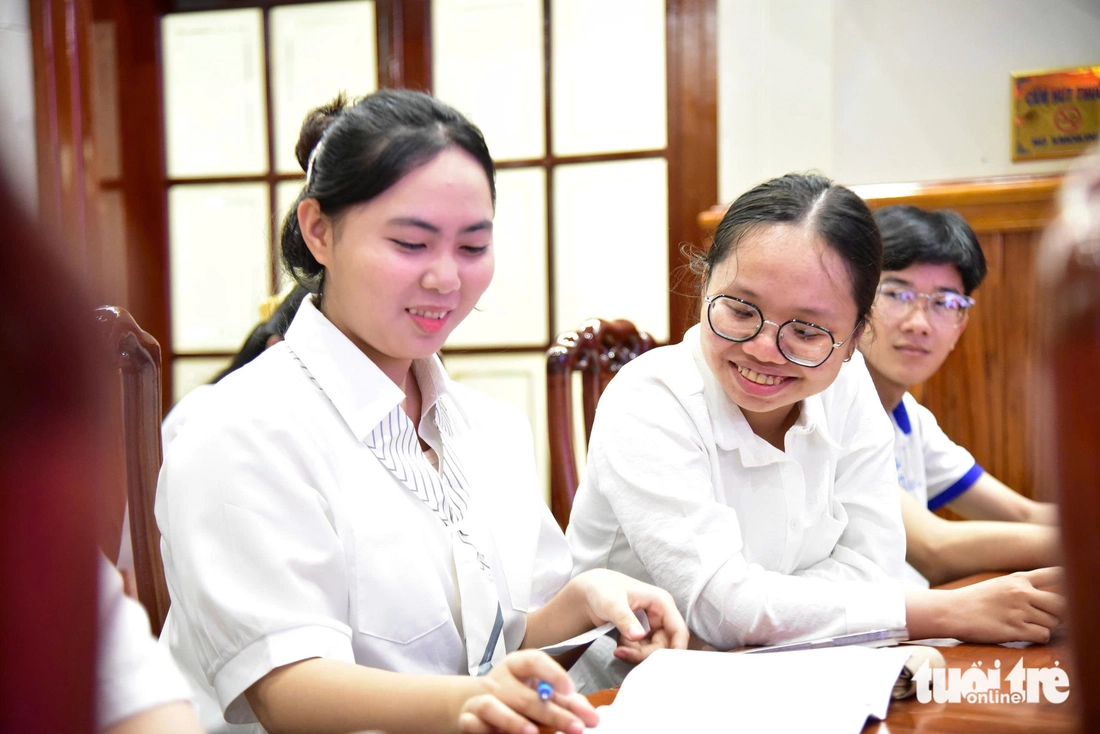 Đứa con cha mẹ bỏ lại đậu ĐH Kinh tế TP.HCM: Mình mượn tiền đi học nên nhận học bổng mừng lắm! - Ảnh 3. tiếp sức đến trường - Ảnh 3.