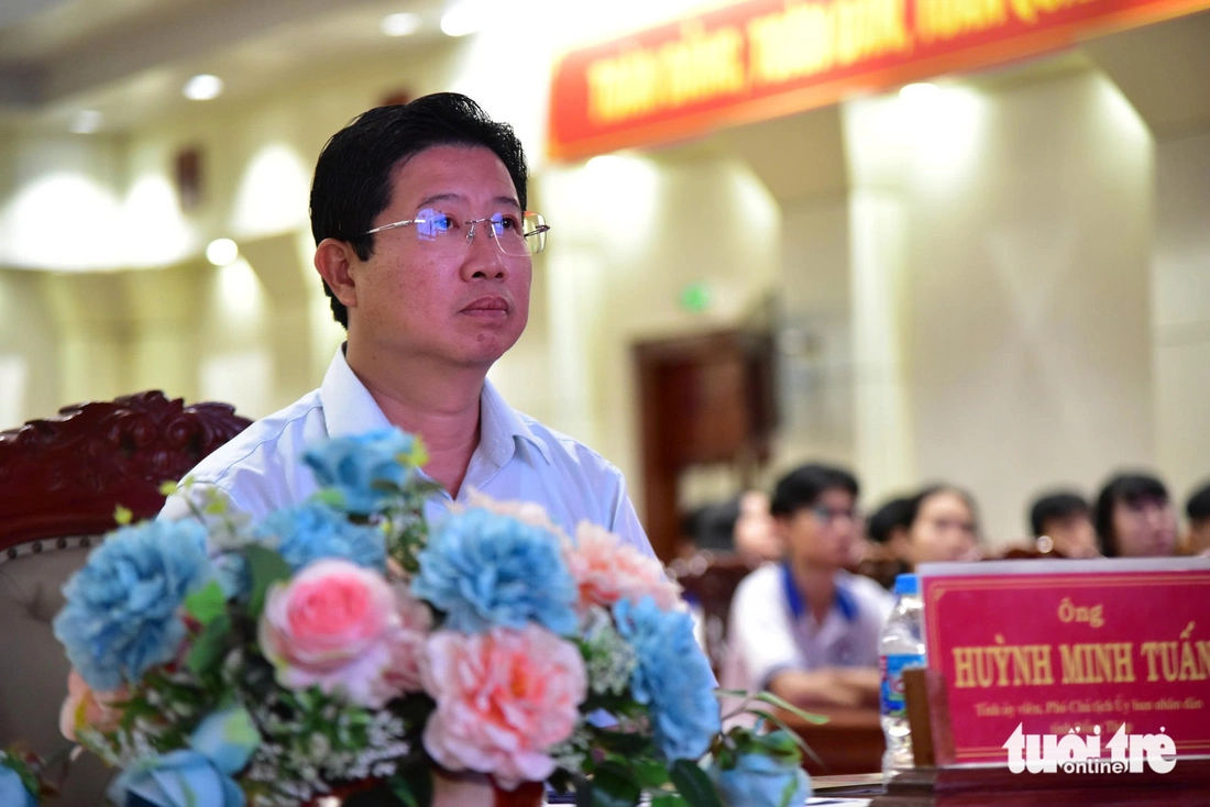 Ông chủ hệ thống tiệm vàng Mi Hồng: Công ty có khó khăn vẫn sẵn sàng giúp SV nghèo quê hương tôi - Ảnh 5. tiếp sức đến trường - Ảnh 4.