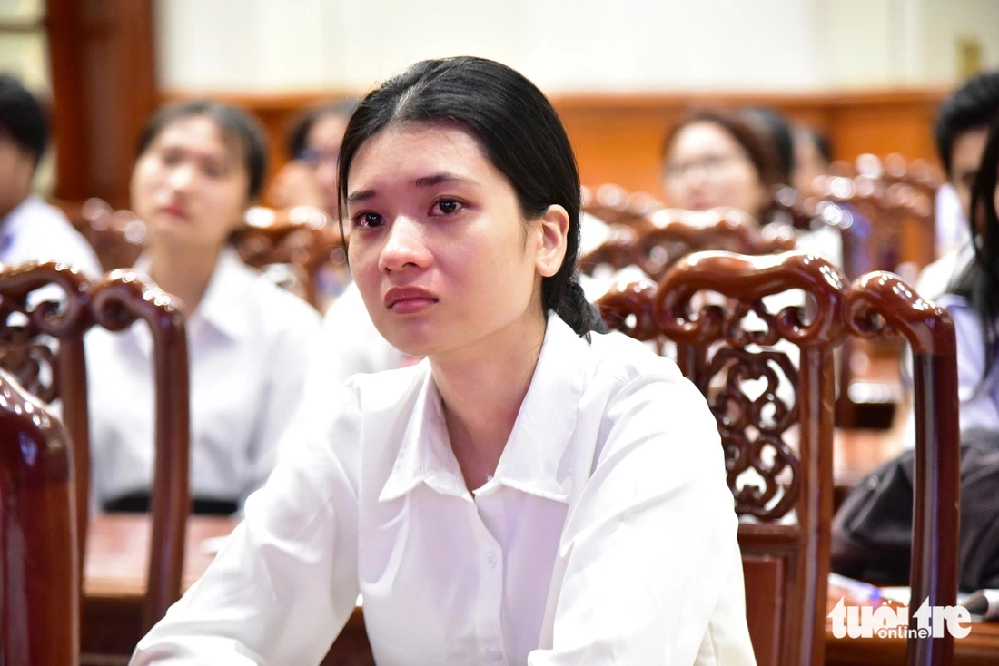 Ông chủ hệ thống tiệm vàng Mi Hồng: Công ty có khó khăn vẫn sẵn sàng giúp SV nghèo quê hương tôi - Ảnh 7. Ông chủ hệ thống tiệm vàng Mi Hồng: Công ty có khó khăn vẫn sẵn sàng giúp SV nghèo quê hương tôi - Ảnh 8.