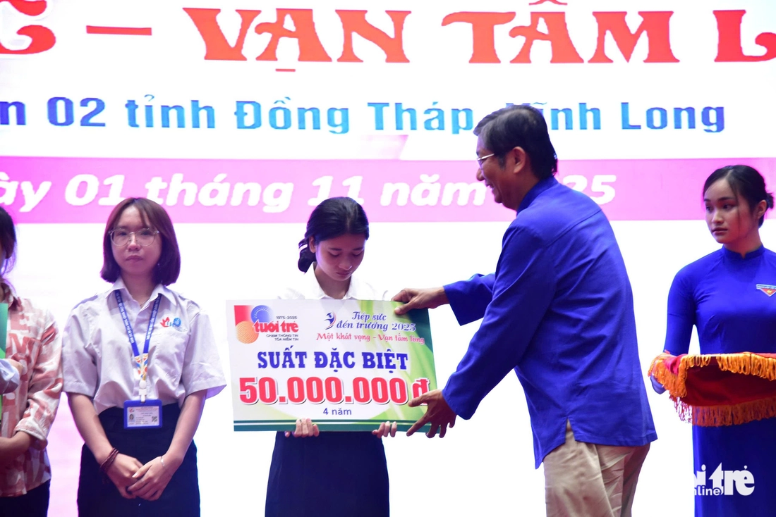 Ông chủ hệ thống tiệm vàng Mi Hồng: Công ty có khó khăn vẫn sẵn sàng giúp SV nghèo quê hương tôi - Ảnh 9. tiếp sức đến trường - Ảnh 8.