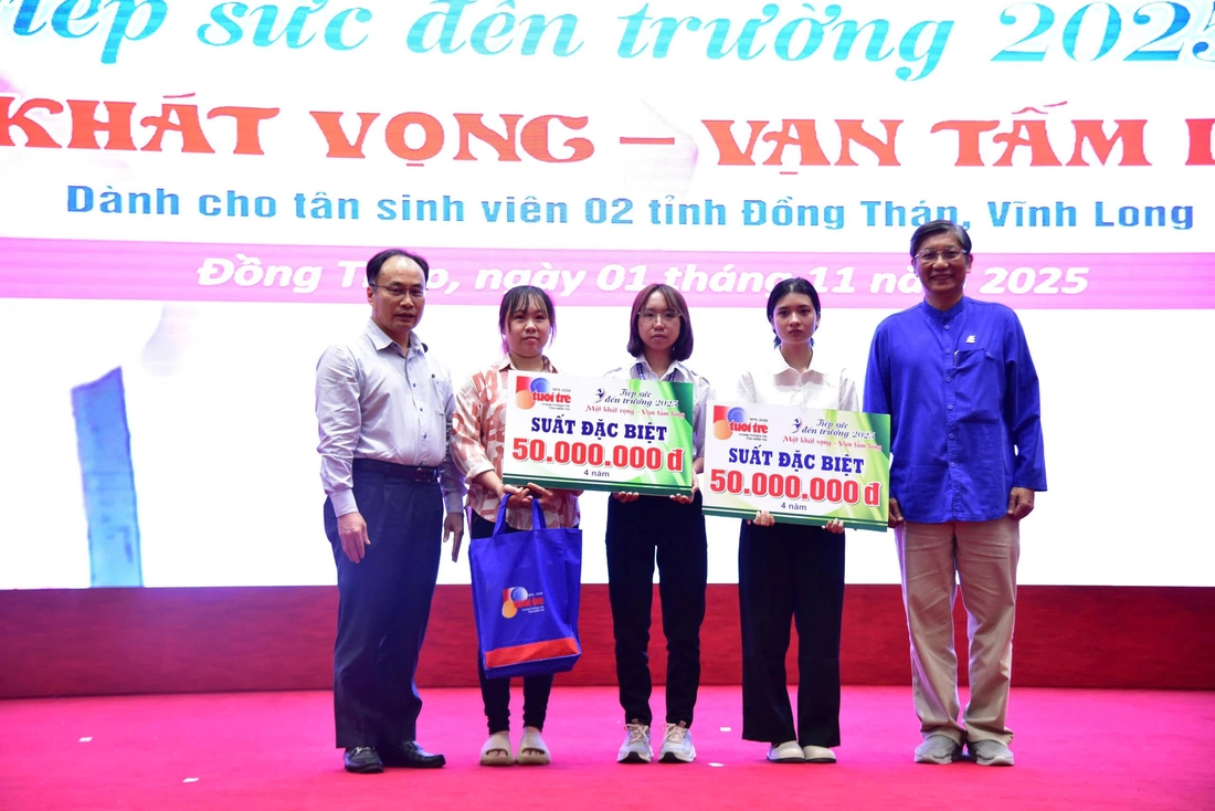 Người chị cao cả nghỉ học cho em vào ĐH Công nghiệp TP.HCM xuất hiện bất ngờ: Tôi tự hào về em tôi! - Ảnh 11. tiếp sức đến trường - Ảnh 11.