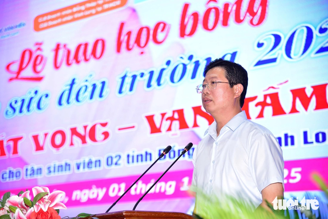 Người chị cao cả nghỉ học cho em vào ĐH Công nghiệp TP.HCM xuất hiện bất ngờ: Tôi tự hào về em tôi! - Ảnh 9. tiếp sức đến trường - Ảnh 8.